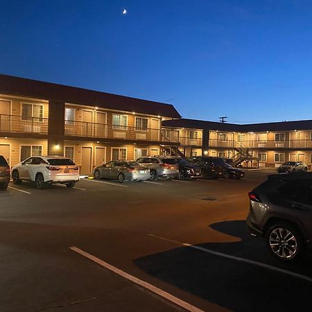 Days Inn By Wyndham Newport Or Esterno foto