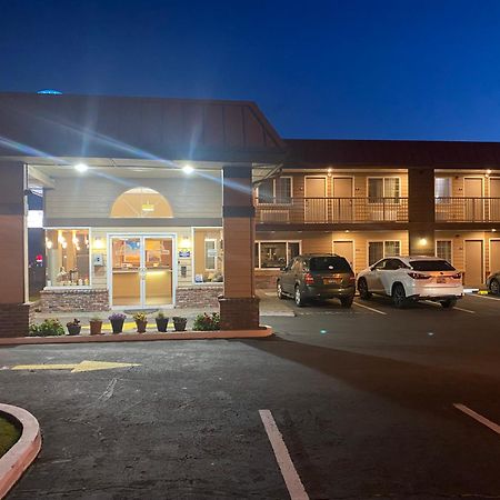 Days Inn By Wyndham Newport Or Esterno foto