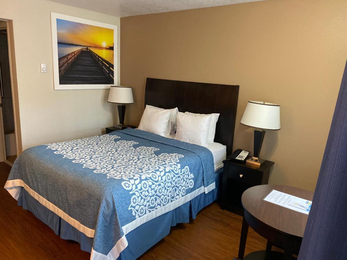 Days Inn By Wyndham Newport Or Esterno foto