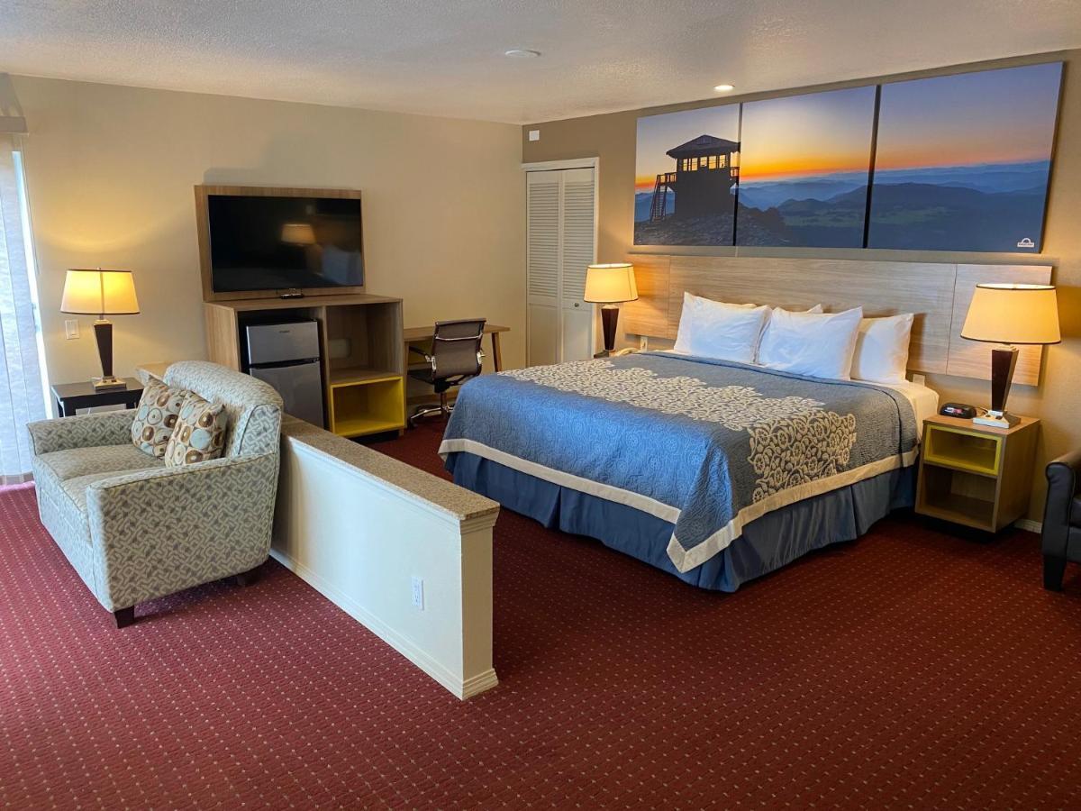 Days Inn By Wyndham Newport Or Esterno foto