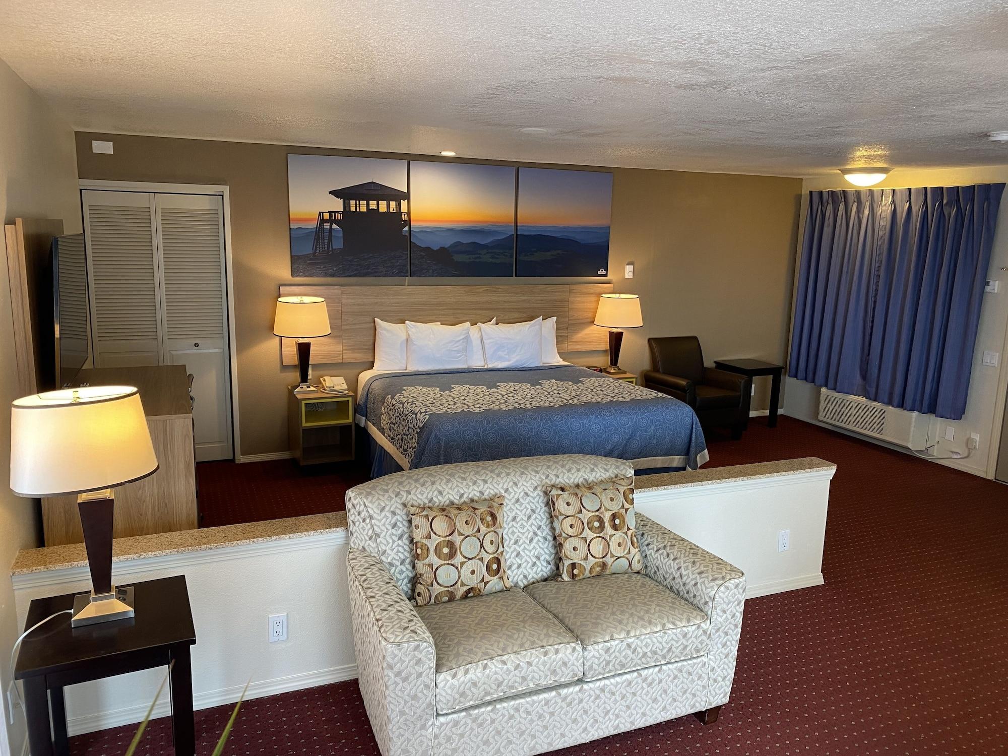 Days Inn By Wyndham Newport Or Esterno foto
