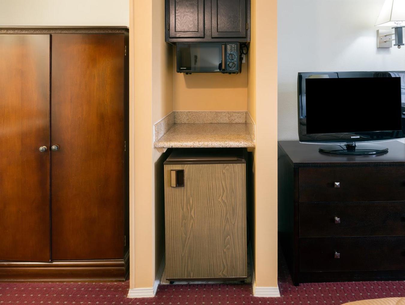 Days Inn By Wyndham Newport Or Esterno foto