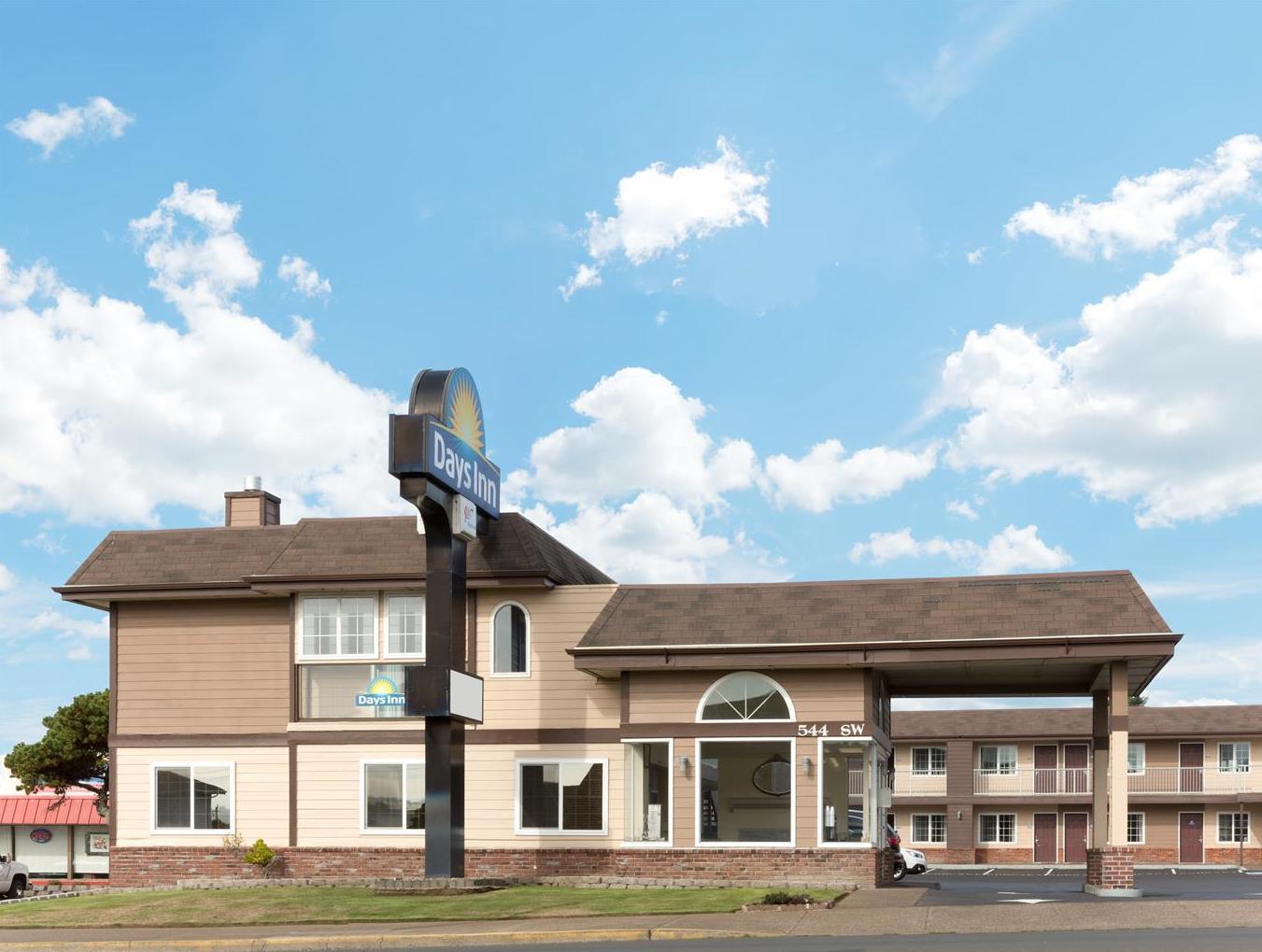 Days Inn By Wyndham Newport Or Esterno foto