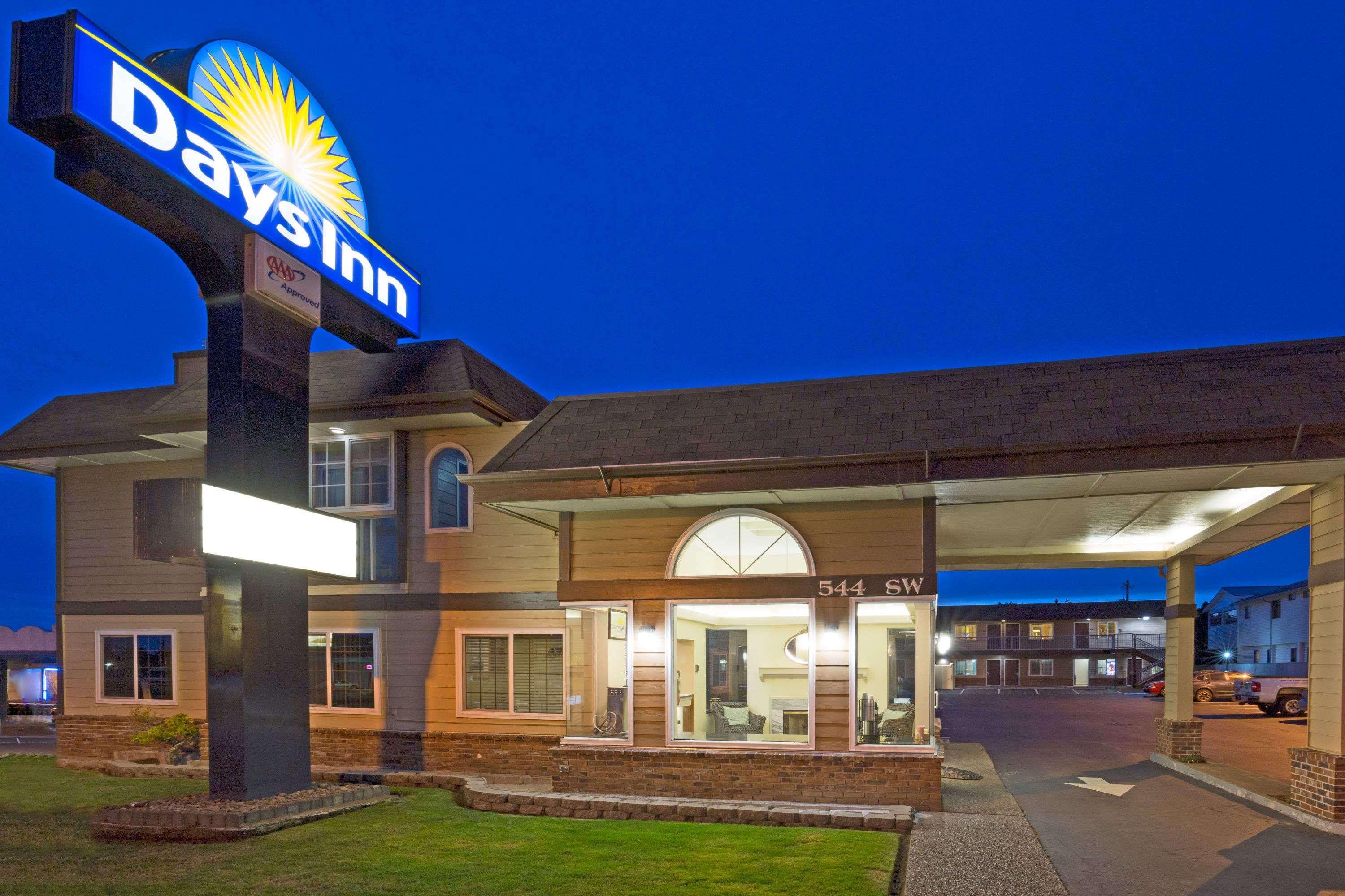 Days Inn By Wyndham Newport Or Esterno foto
