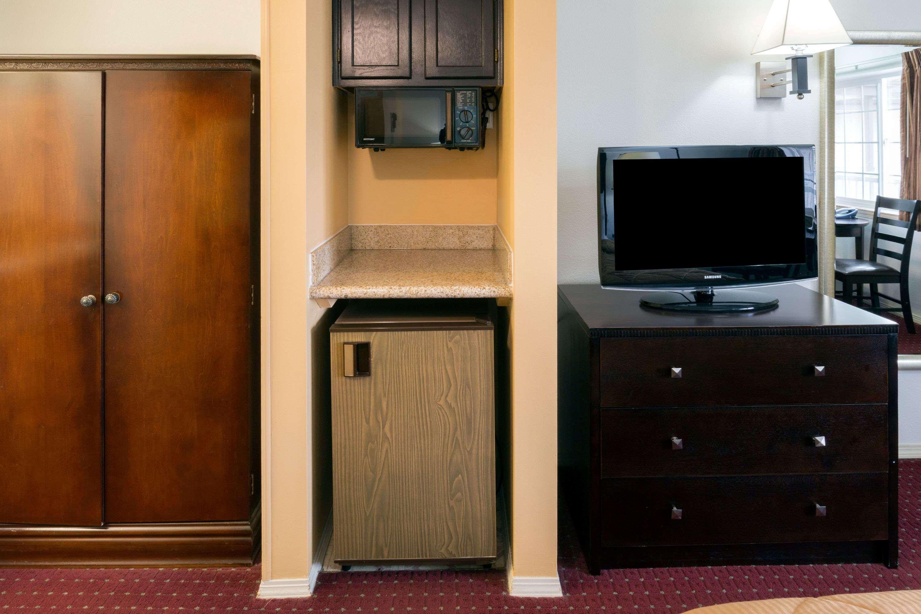 Days Inn By Wyndham Newport Or Esterno foto