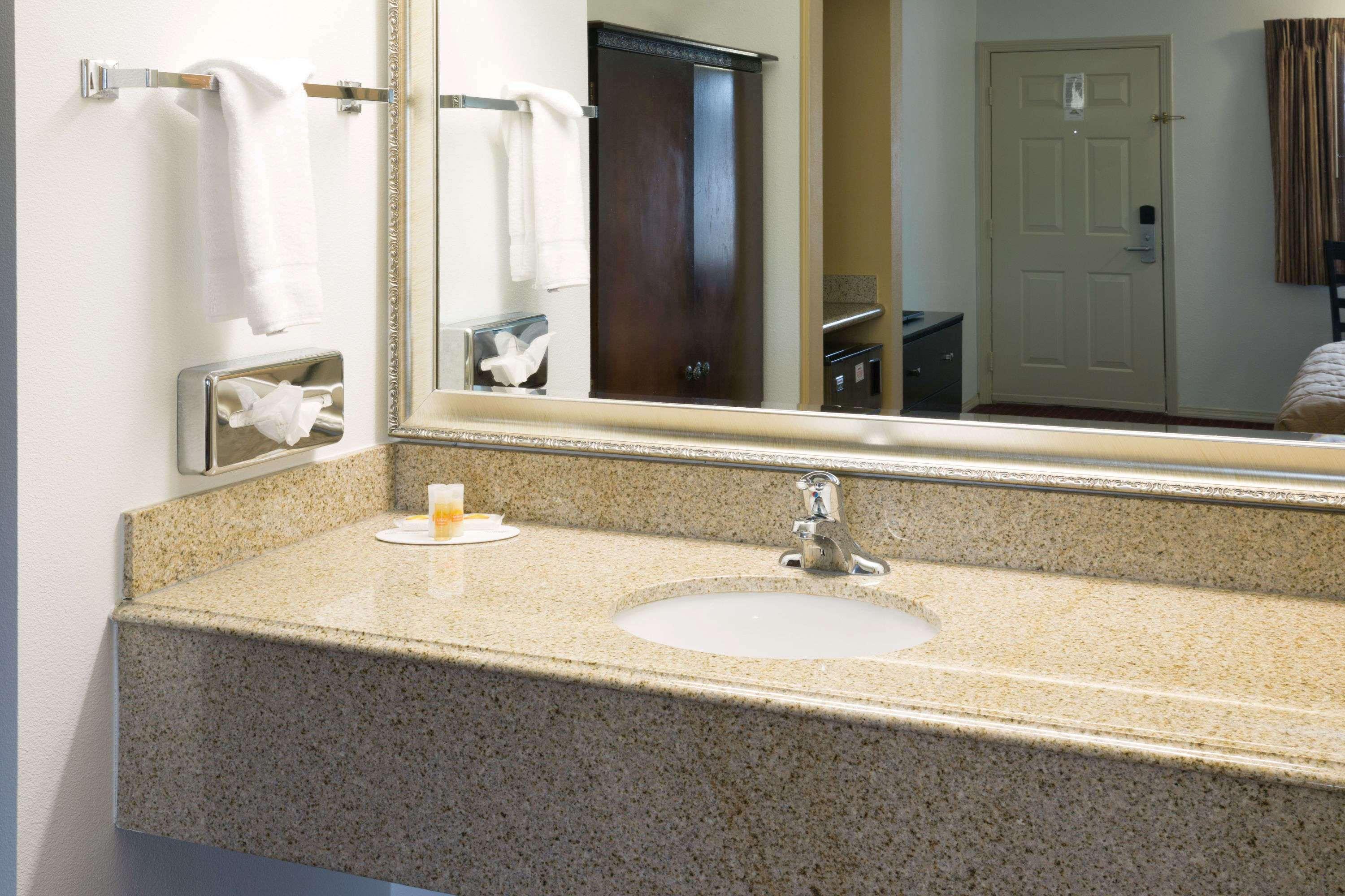 Days Inn By Wyndham Newport Or Esterno foto