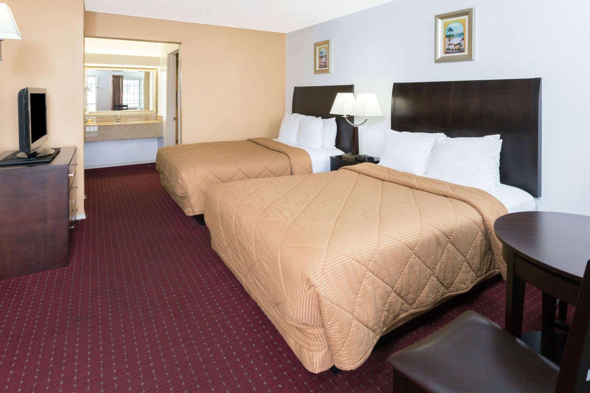Days Inn By Wyndham Newport Or Esterno foto