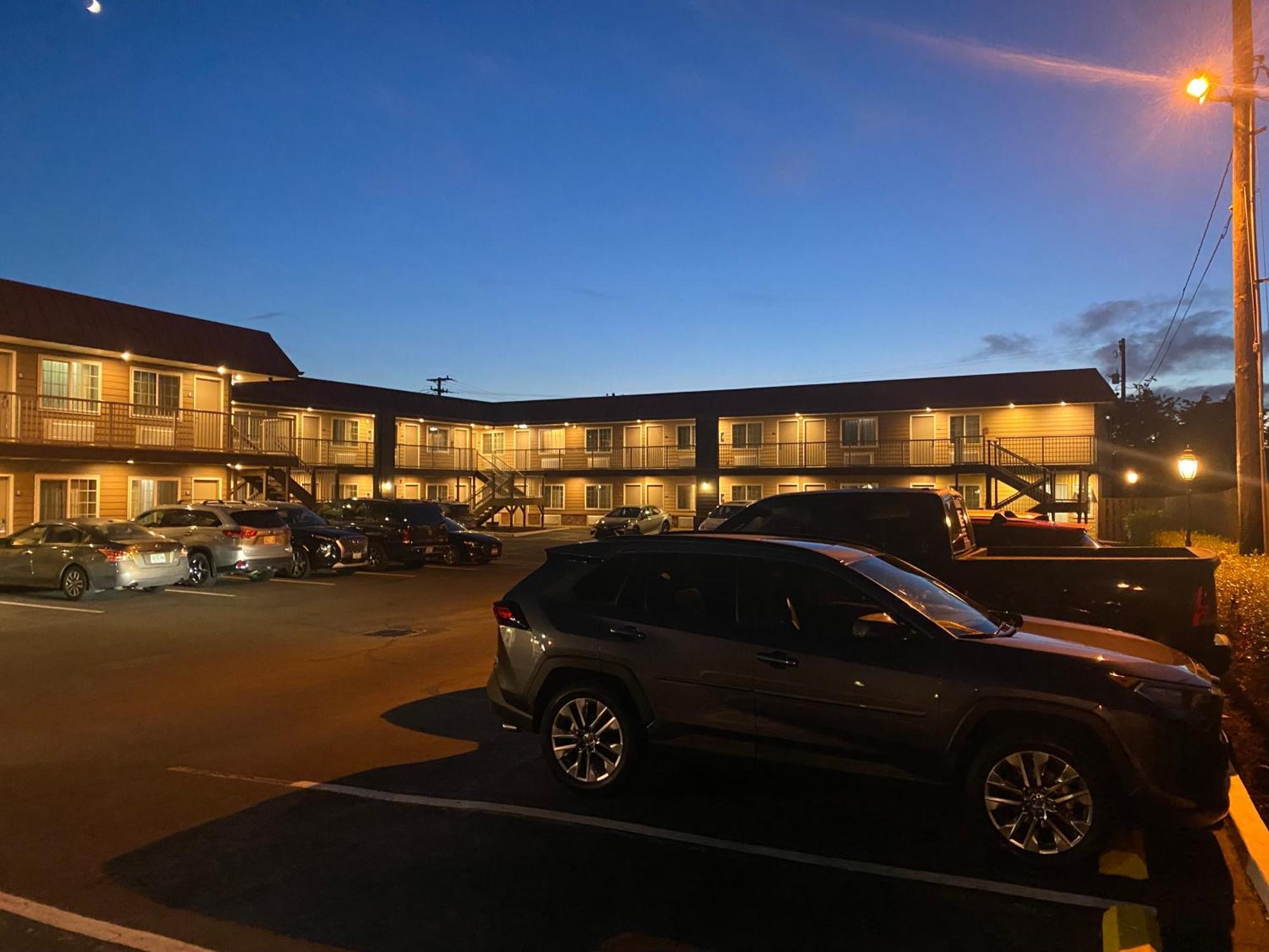 Days Inn By Wyndham Newport Or Esterno foto