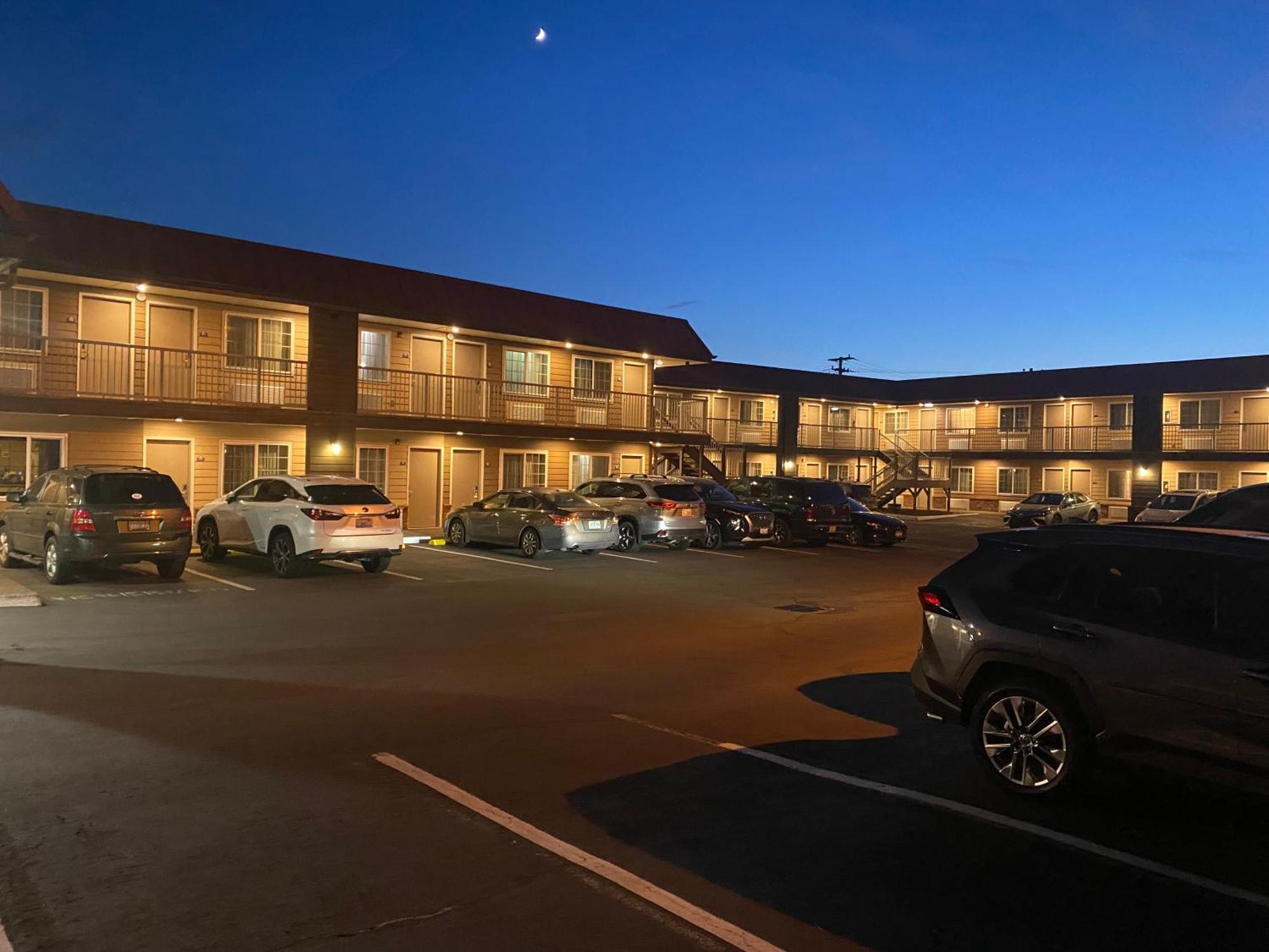 Days Inn By Wyndham Newport Or Esterno foto
