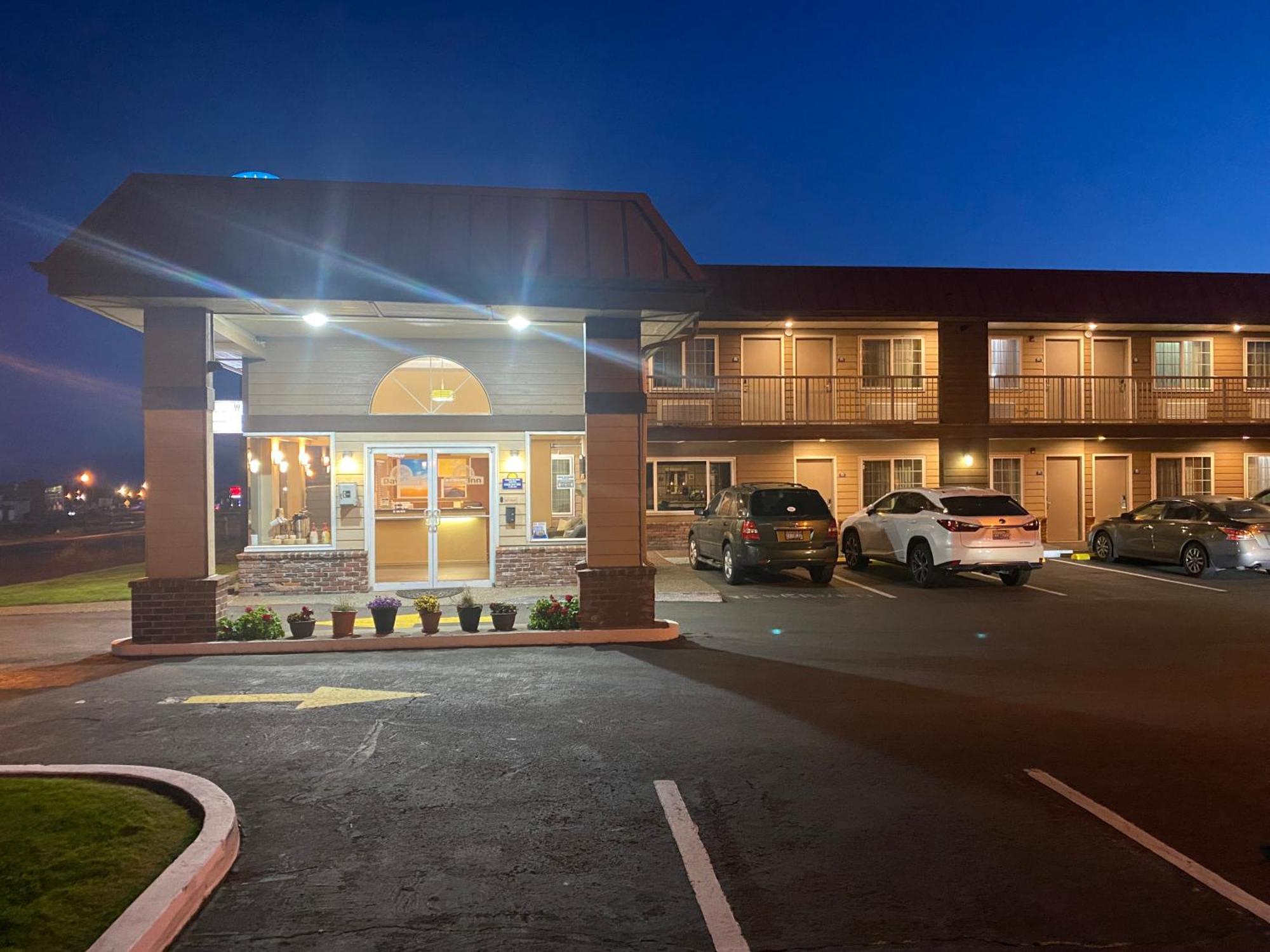 Days Inn By Wyndham Newport Or Esterno foto
