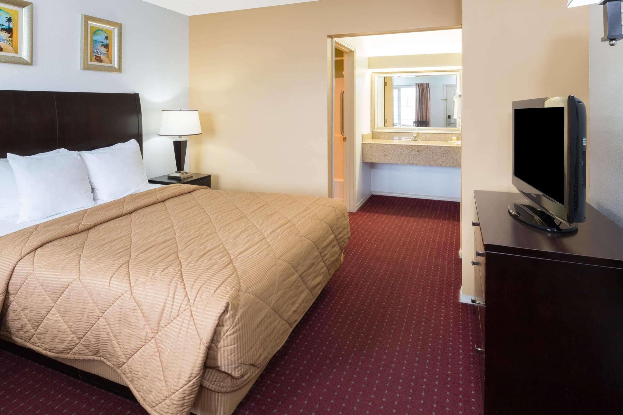 Days Inn By Wyndham Newport Or Esterno foto