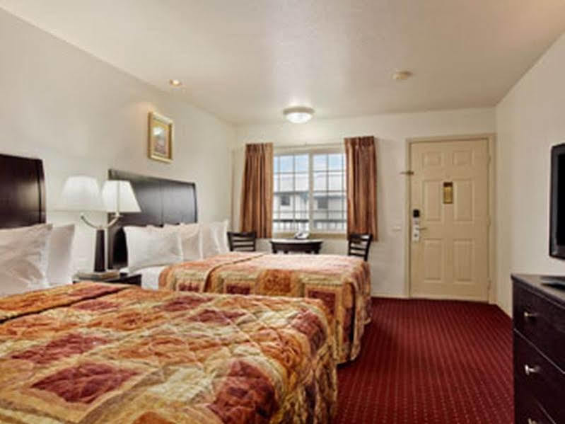 Days Inn By Wyndham Newport Or Esterno foto