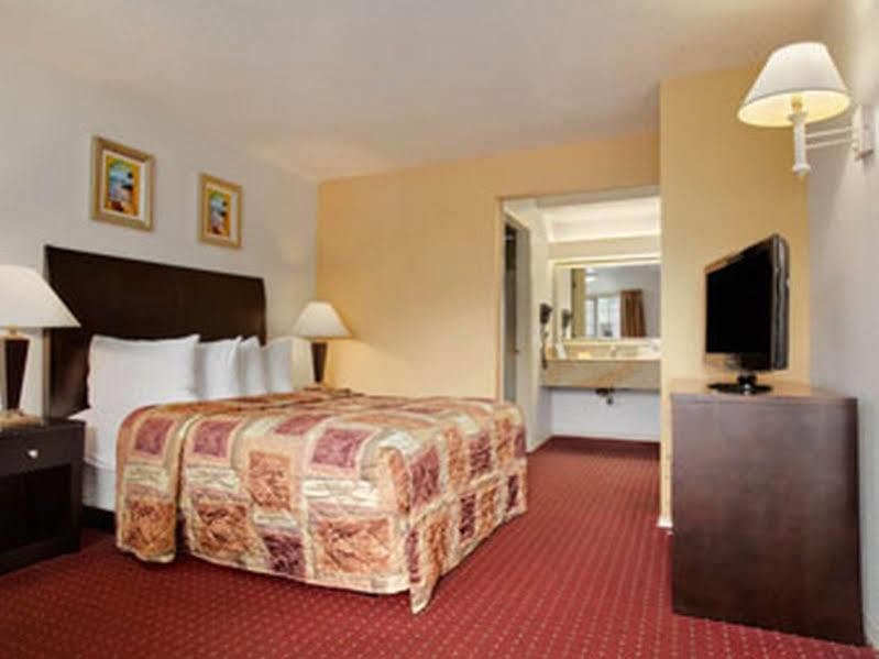 Days Inn By Wyndham Newport Or Esterno foto